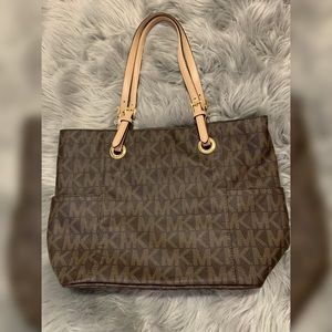 Michael Kors Tote with large zipper pocket